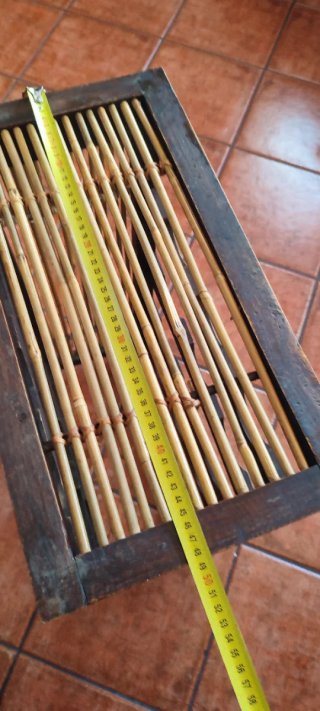 Botellero de madera y bambú.