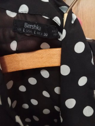 Blusa Bershka lunares negra y blanca