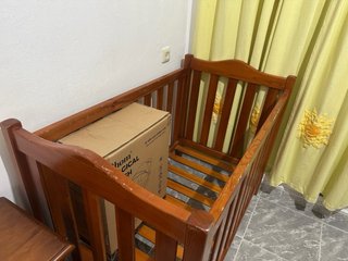 Cuna de madera para bebé.