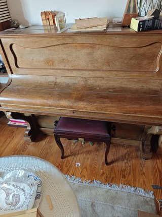 Piano de madera antiguo