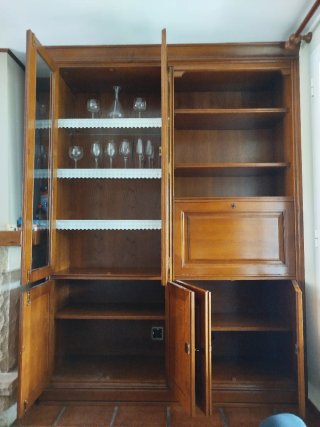Mueble de salón de madera y cristal