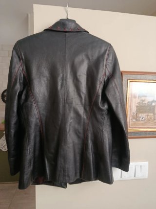 Chaqueta de piel negra con pespuntes rojos