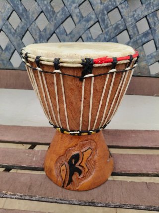 Timbal africano de madera y piel artesanal