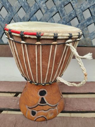 Timbal africano de madera y piel artesanal