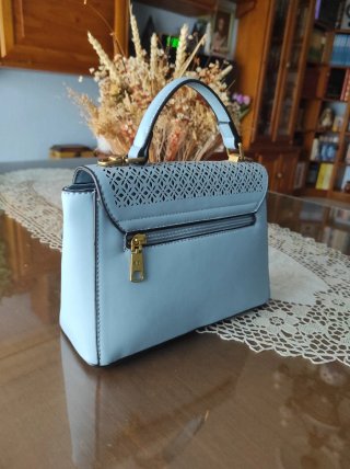 Bolso de mano azul con detalles dorados