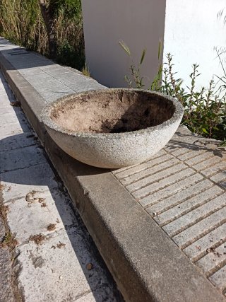 Maceta redonda de piedra