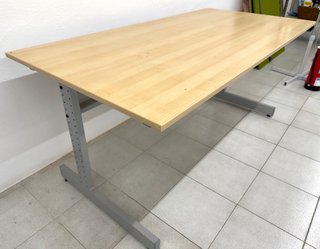 Tavolo da ufficio in legno e metallo