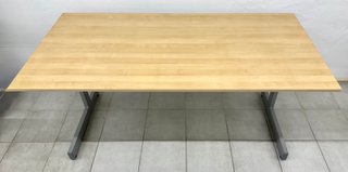 Tavolo da ufficio in legno e metallo