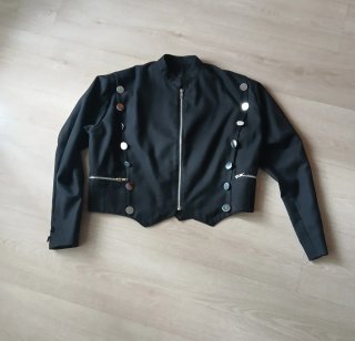 Cazadora negra con botones plateados