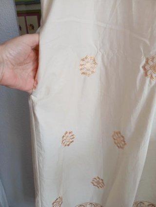 Vestido beige con bordados dorados