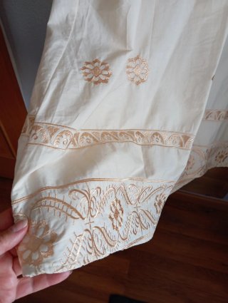 Vestido beige con bordados dorados