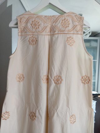 Vestido beige con bordados dorados