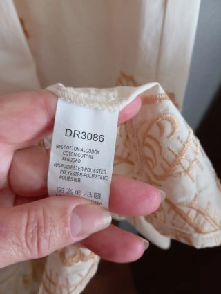 Vestido beige con bordados dorados