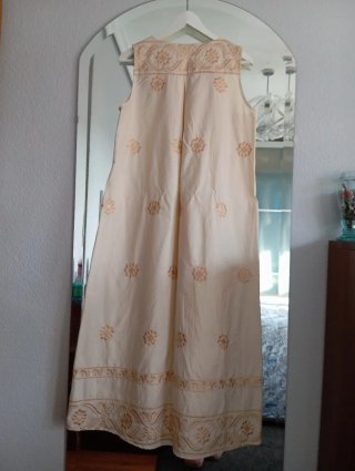 Vestido beige con bordados dorados