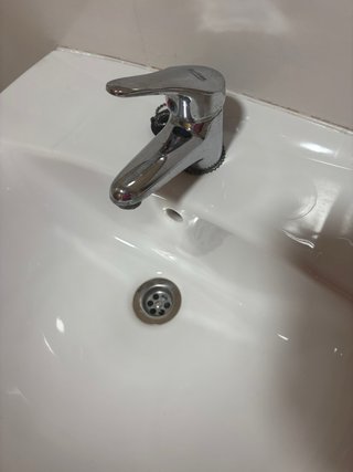 Lavabo con pedestal blanco y grifo