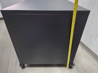 Mueble TV de acero negro con ruedas