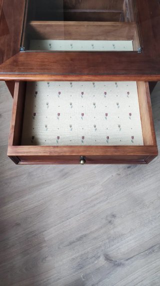 Mesa de rincón de madera con cristal