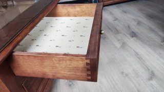 Mesa de rincón de madera con cristal