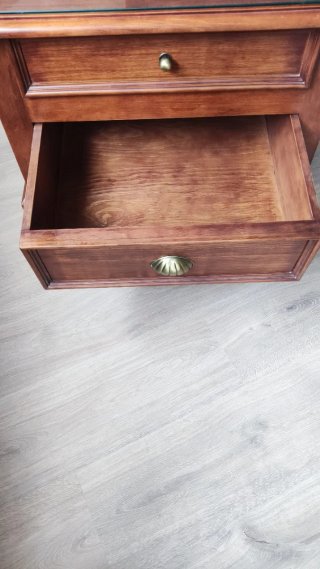 Mesa de rincón de madera con cristal