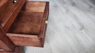 Mesa de rincón de madera con cristal