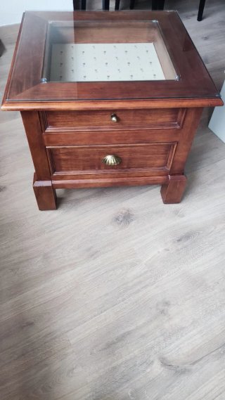 Mesa de rincón de madera con cristal