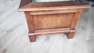 Mesa de rincón de madera con cristal