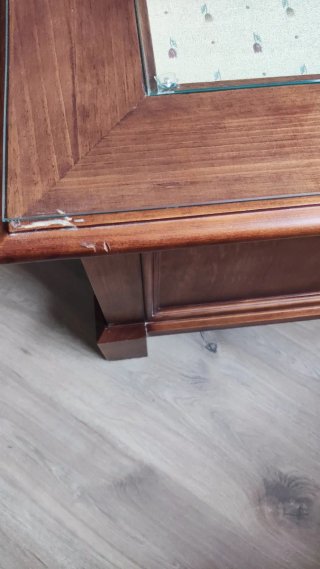 Mesa de rincón de madera con cristal