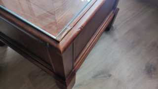 Mesa de rincón de madera con cristal