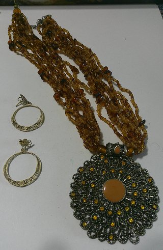 Collana e orecchini pendenti
