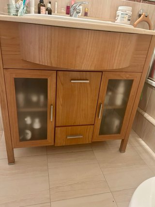 Mueble de baño con lavabo, espejo y sanitarios