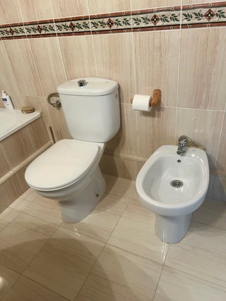 Mueble de baño con lavabo, espejo y sanitarios