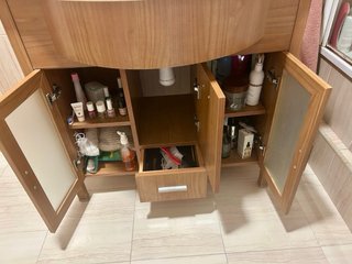 Mueble de baño con lavabo, espejo y sanitarios