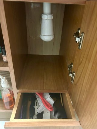 Mueble de baño con lavabo, espejo y sanitarios