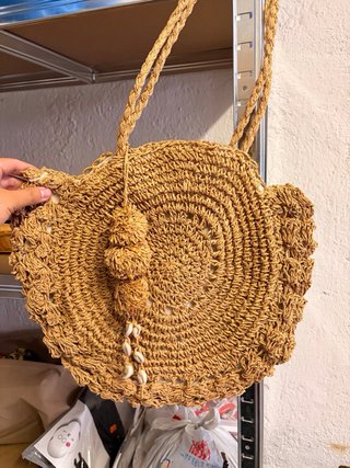 Bolso de rafia redondo con detalle de conchas