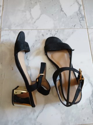 Sandali neri con tacco oro