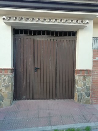 Portón de garaje pintado marrón