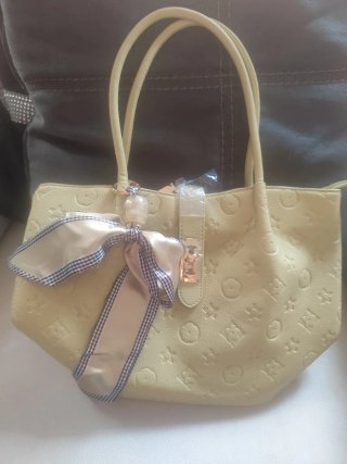 Bolso rosa con lazo con correa interior