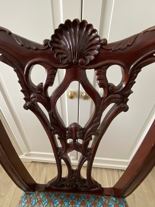 Escritorio artesanal de época con silla de caoba