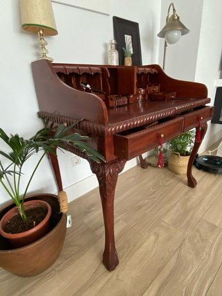 Escritorio artesanal de época con silla de caoba