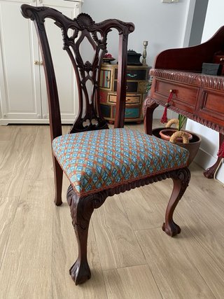 Escritorio artesanal de época con silla de caoba