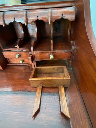 Escritorio artesanal de época con silla de caoba