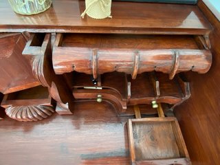 Escritorio artesanal de época con silla de caoba