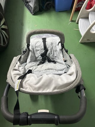 Carro de bebé gris