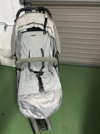 Carro de bebé gris