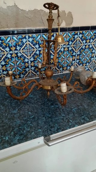 Lámpara de techo dorada con figuras