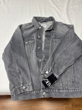 Cazadora vaquera gris Zara. Corte ancho