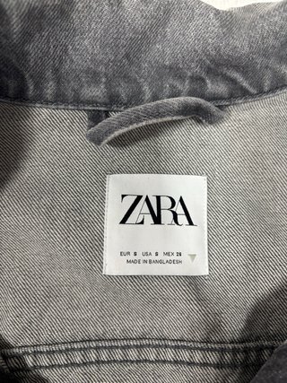 Cazadora vaquera gris Zara. Corte ancho
