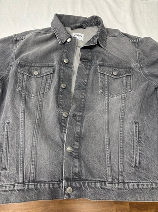 Cazadora vaquera gris Zara. Corte ancho