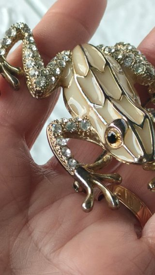 Broche rana vintage con pedrería