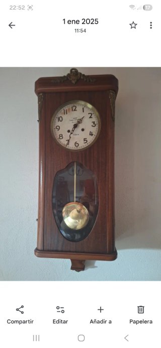 Reloj de pared de madera con péndulo